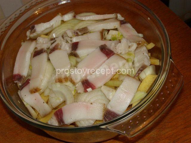 Запеченный картофель в майонезе с беконом в духовке