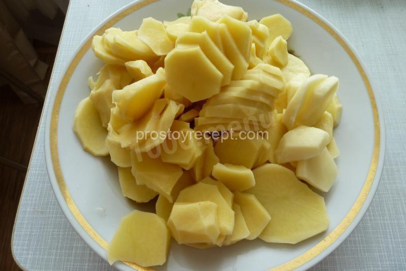Режем картофель.