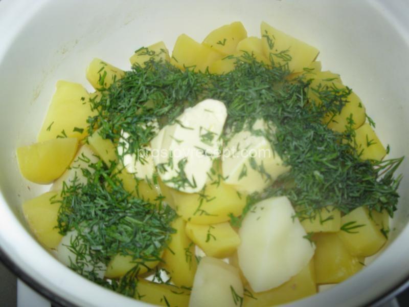 В кастрюлю с картофелем положите кусочек сливочного масла и укроп.