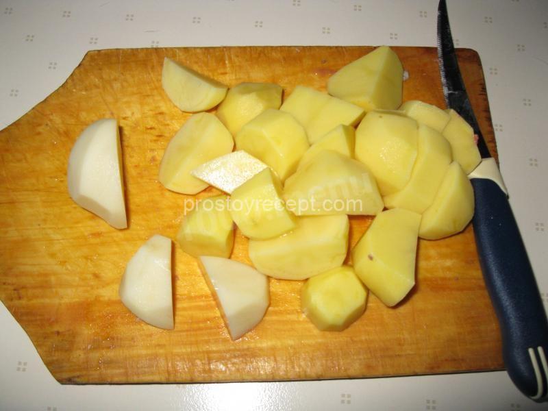 Картофель очистите от кожуры, обмойте. Затем нарежьте клубни кусками довольно
