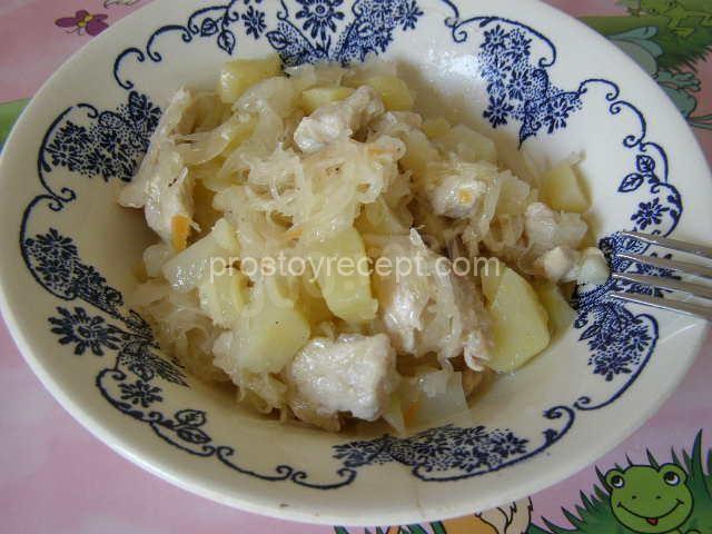 Тушеная картошка с мясом и квашеной капустой