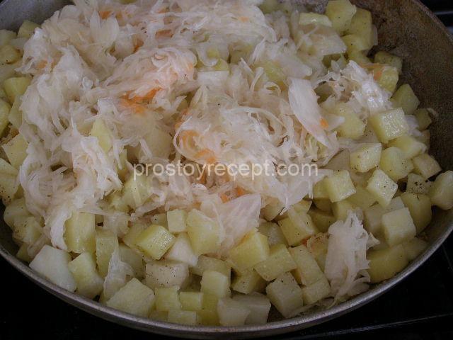 Тушеная картошка с мясом и квашеной капустой