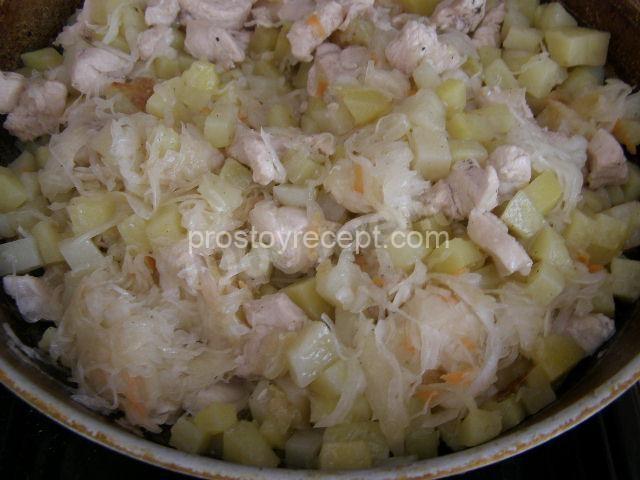 Тушеная картошка с мясом и квашеной капустой