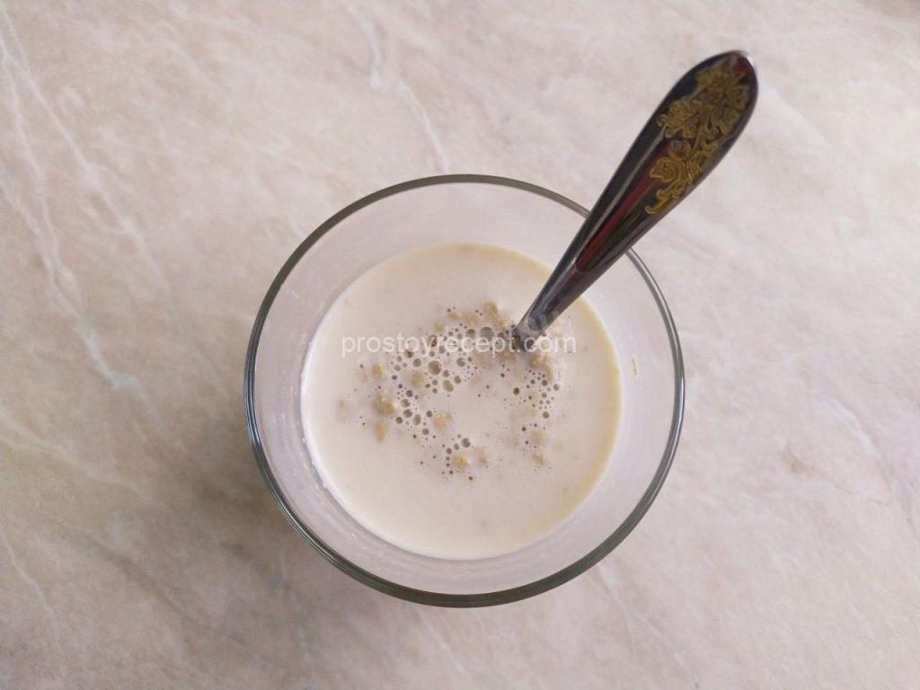 Смешайте дрожжи с теплым молоком и сахаром, оставьте на 15-20