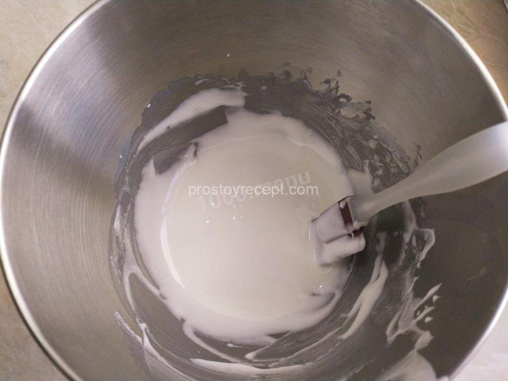Пока сдобные куличи на дрожжах пекутся, сделайте глазурь. Для этого