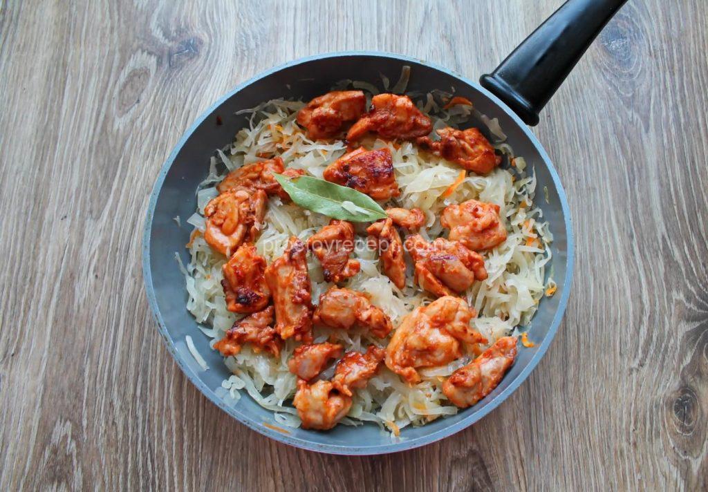 Положите обжаренные кусочки курицы на капусту. Закройте снова крышкой и