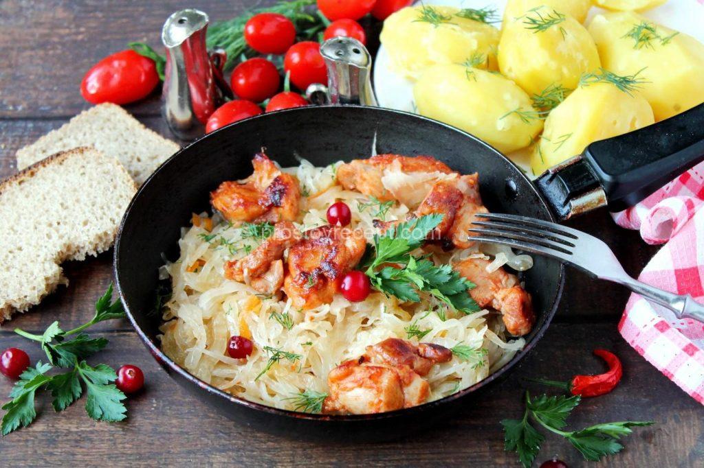 К курице с квашеной капустой можно подать отварной картофель, зелень