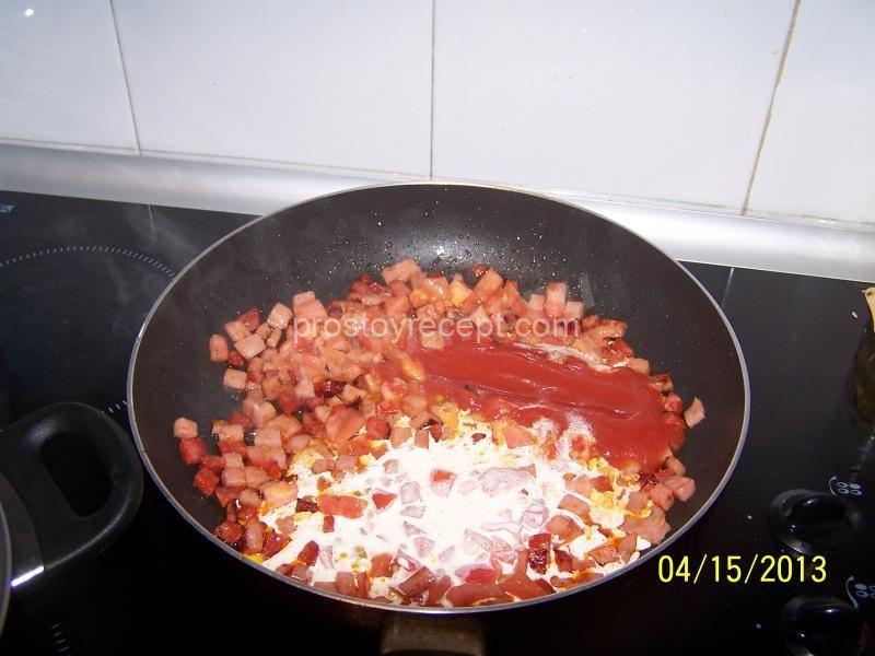 сливки и томатною пасту (соль и перец по вкусу).