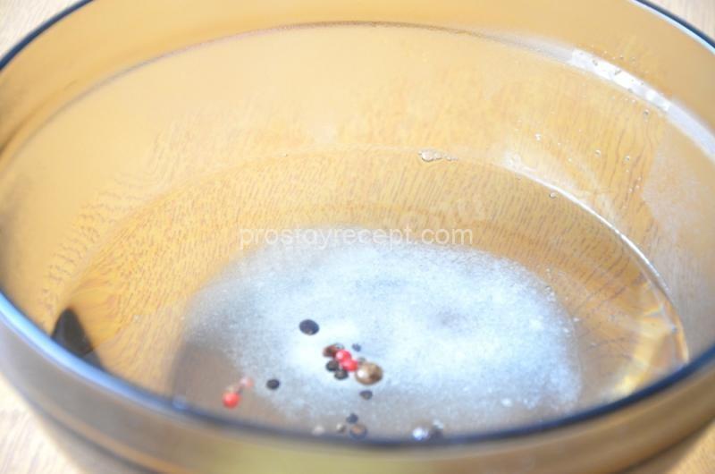 Для начала сделайте рассол. В воде растворите соль, сахар, добавьте