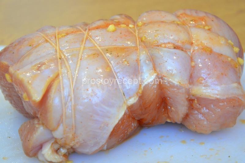Для придания формы обматываем наше мяско нитью.