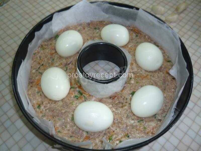 Мясное пасхальное кольцо с яйцами