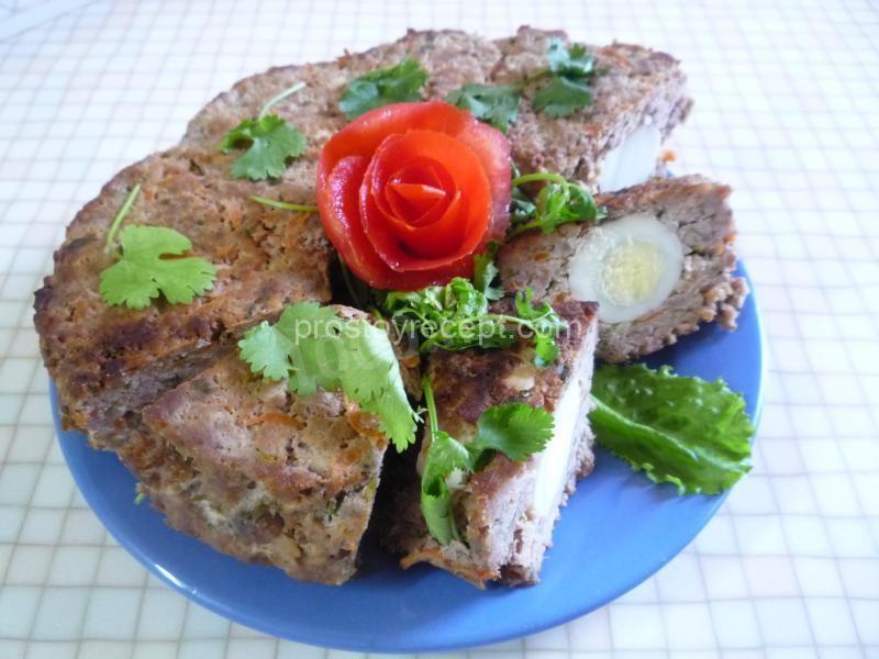 Мясное пасхальное кольцо с яйцами