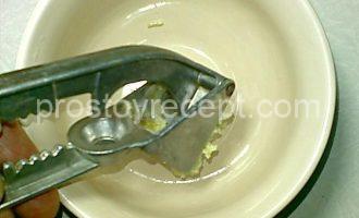 Гренки из батона с яйцом, сметаной и чесноком - Шаг 7