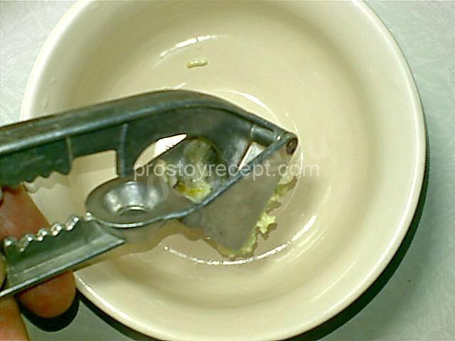 Гренки из батона с яйцом, сметаной и чесноком