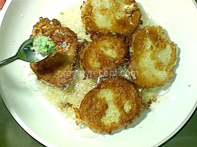 Гренки из батона с яйцом, сметаной и чесноком