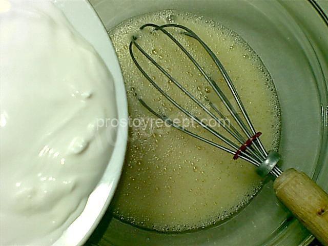 Гренки из батона с яйцом, сметаной и чесноком