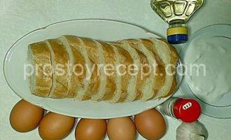 Гренки из батона с яйцом, сметаной и чесноком - Шаг 1