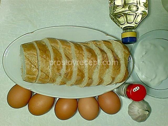 Гренки из батона с яйцом, сметаной и чесноком