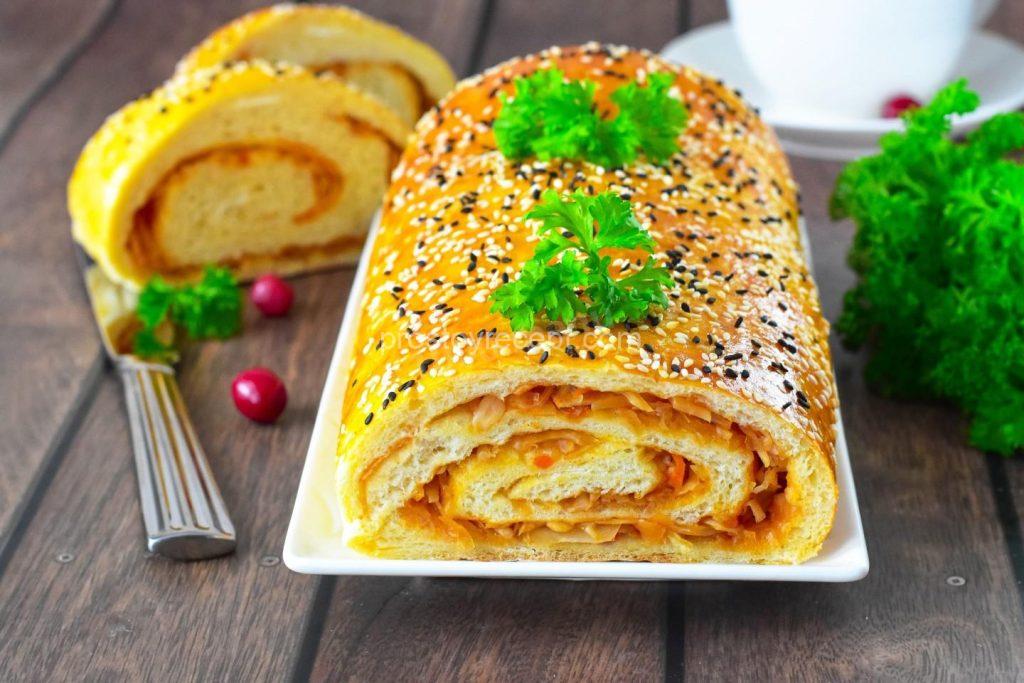Готовый рулет с квашеной капустой нарежьте на кусочки и подайте
