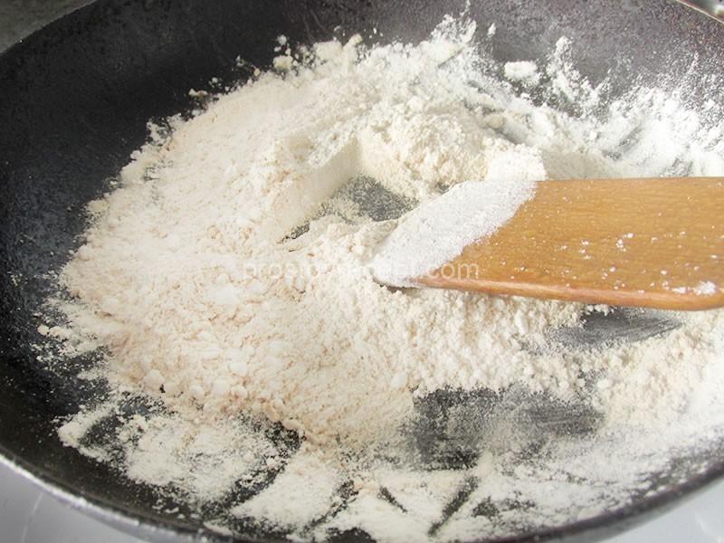 Для приготовления соуса муку обжарить на хорошо разогретой сковороде до