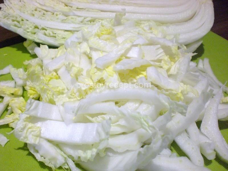 Шинкуем китайскую капусту