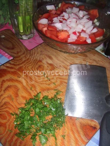 Очистите лук от сухой шелухи и нашинкуйте его тонкими полукольцами