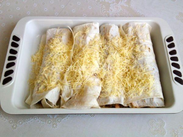 Рулетики посыпаем сыром