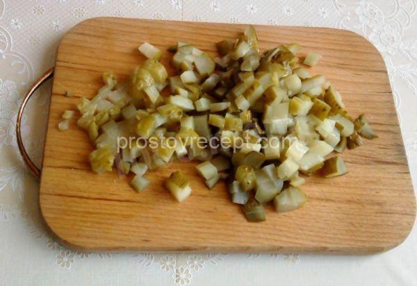 Режем огурцы кубиками и обжариваем на сковороде