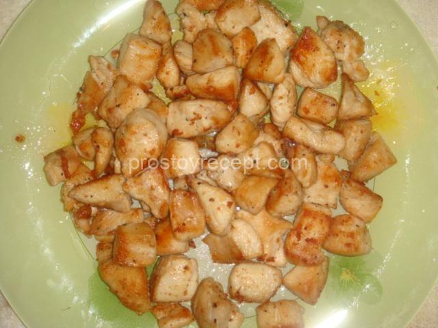 Готовое мясо перекладываем для остывания в миску.