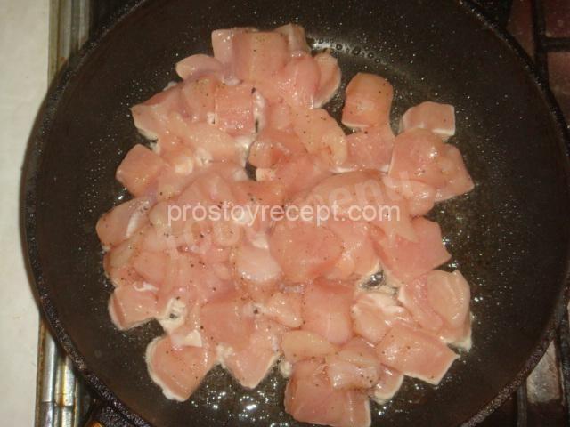 Обжариваем куриное мясо до готовности на раскаленном растительном масле, постоянно