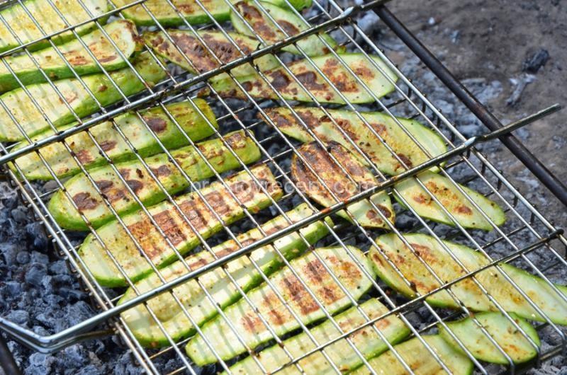 Переложите горячую скумбрию и запеченные кабачки на сервировочное блюдо и