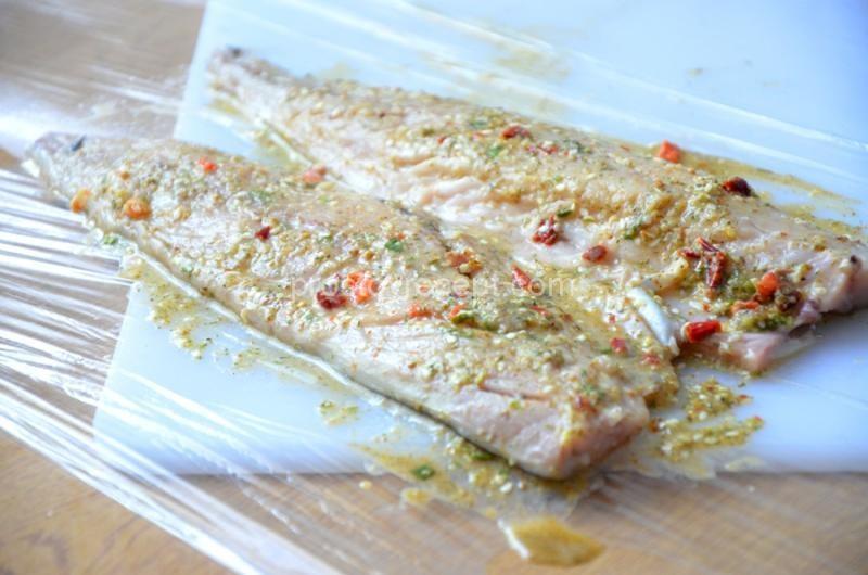 Смешайте цитрусовый сок, растительное масло, соль, черный молотый перец и