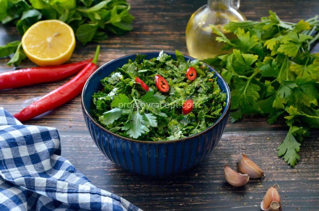 Подавайте чимичурри с гриль-мясом, стейками, курицей или используйте как маринад.