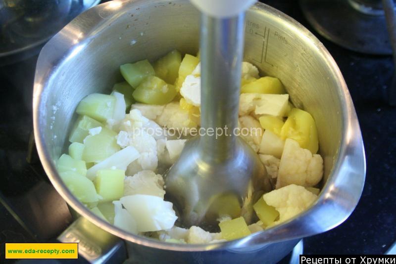 Соедините в отдельной миске яичные желтки с молоком и тщательно
