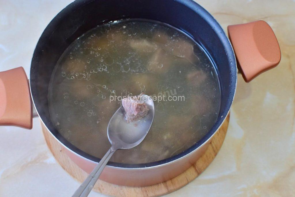 Мясо на кости положите в кастрюлю залейте водой, доведите до