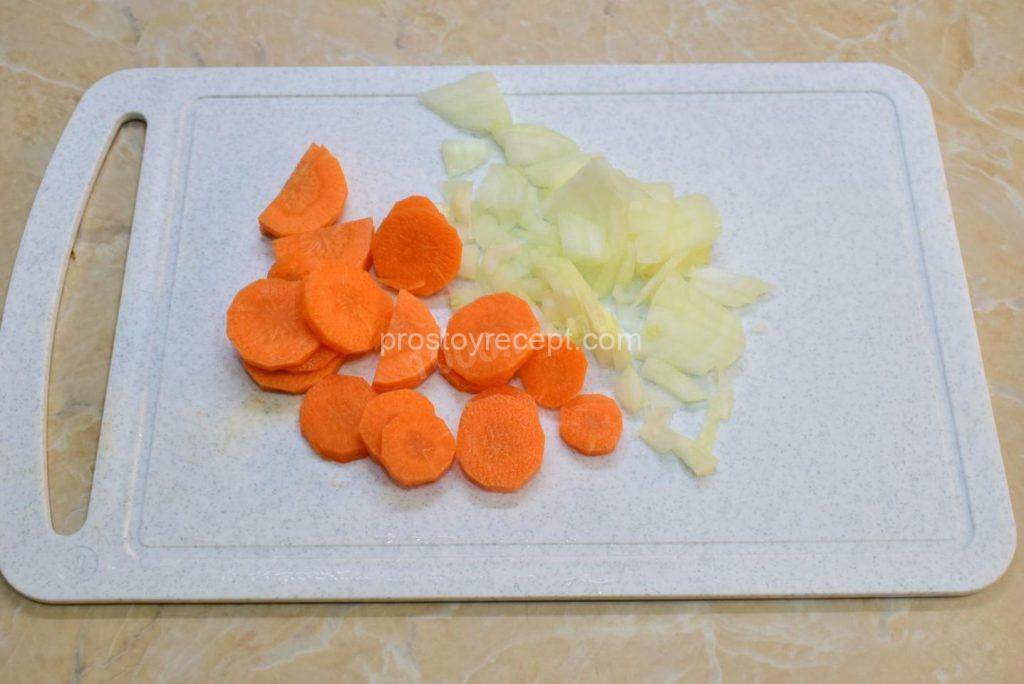 Лук и морковь очистите от кожуры и ополосните. Морковь можете