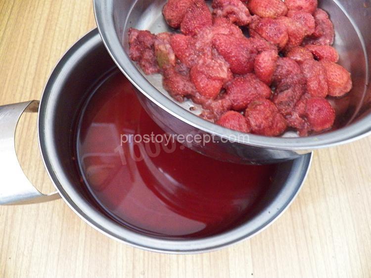 Процедить клубнику.