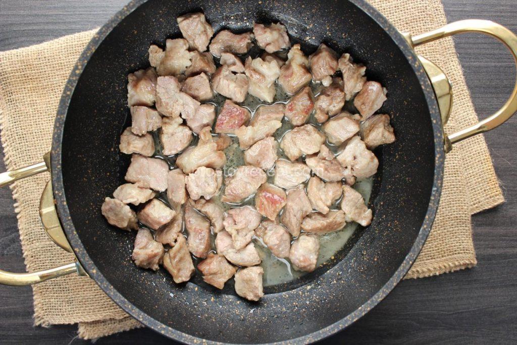 Картошку с мясом можно приготовить в сковороде с толстым дном