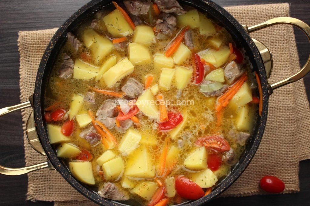 Посолите и поперчите по вкусу, добавьте любимые специи. Долейте воды