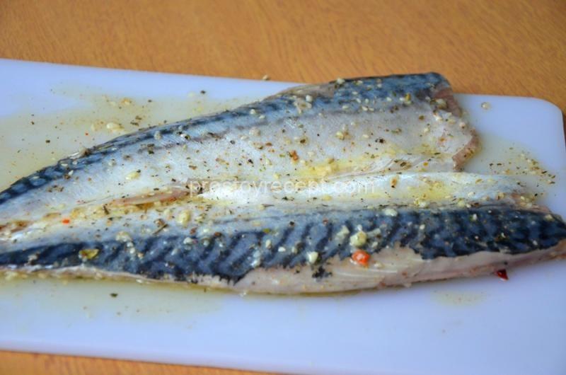 Рыба с базиликом, кунжутом, орегано и чесноком в духовке