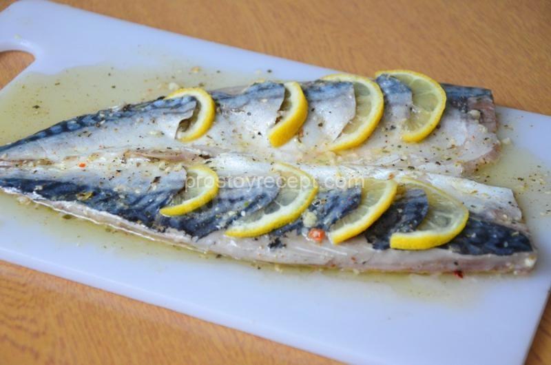 Рыба с базиликом, кунжутом, орегано и чесноком в духовке