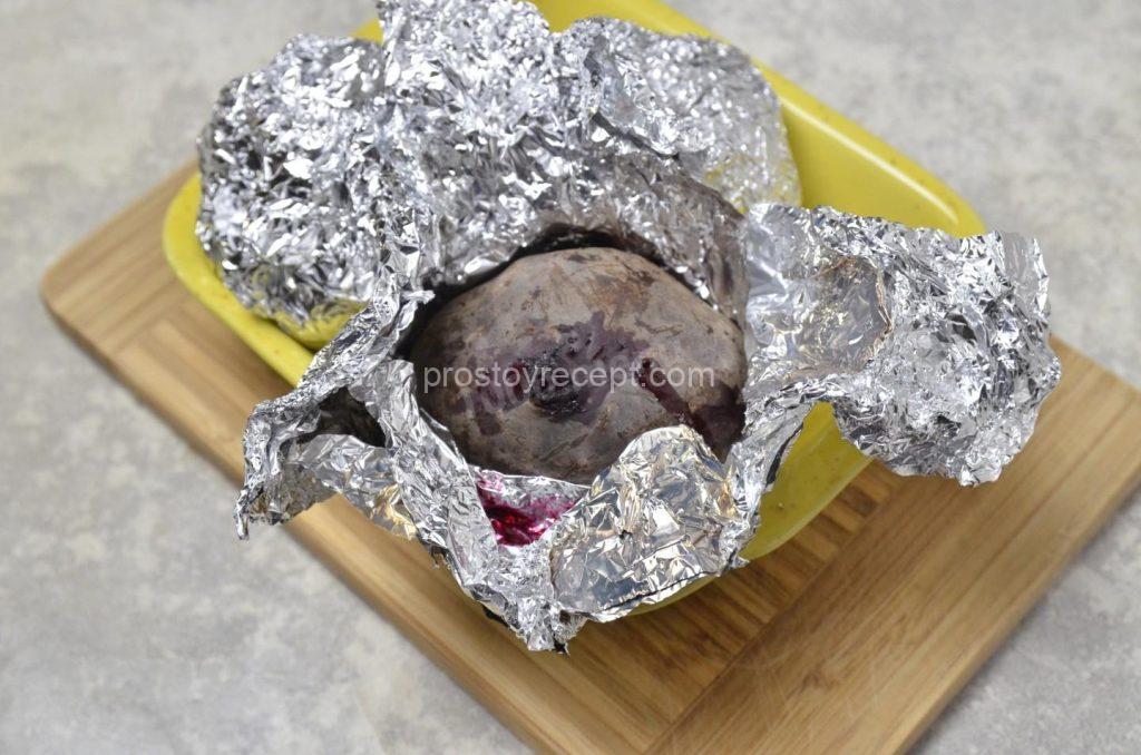 Поставьте форму со свеклой в духовку, предварительно разогретую до 200°С.