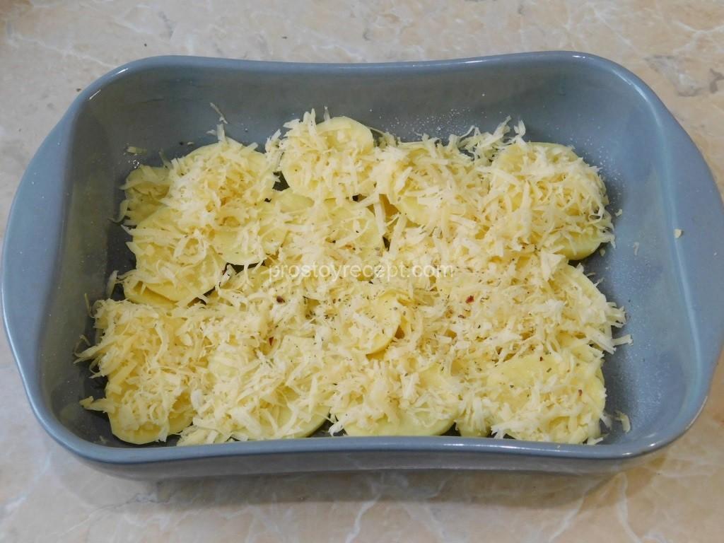 Сыр натрите на средней терке и половину от общей массы