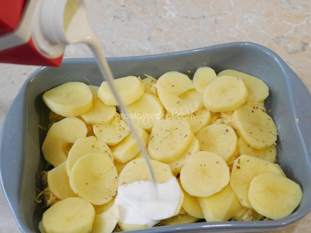 Залейте картофель сливками. Старайтесь поливать так по картофелю,чтобы каждая долька