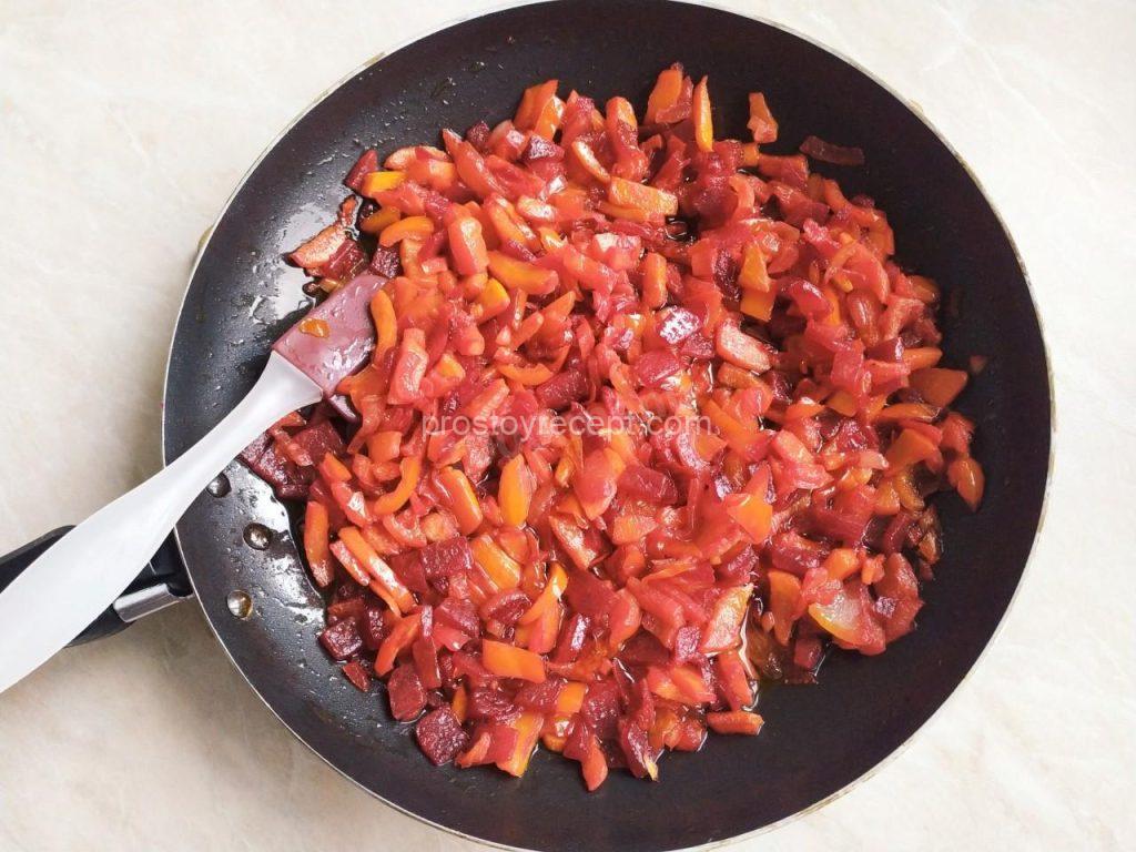 Выложите зажарку в кастрюлю к мясу и картошке. Доведите до
