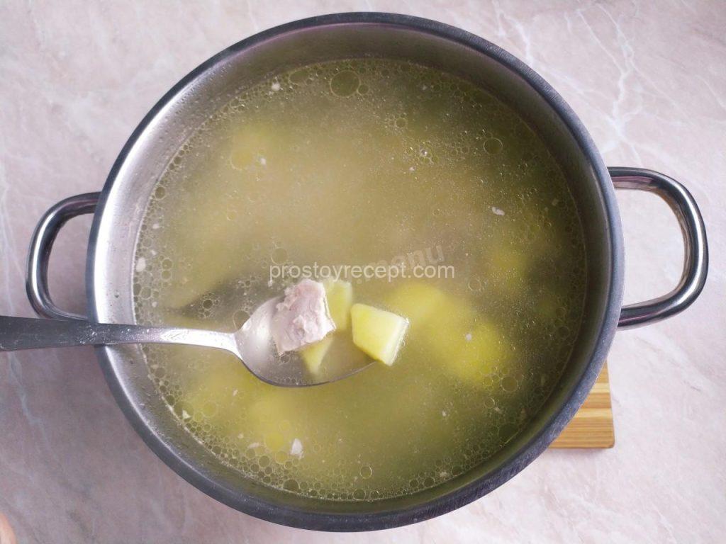 Достаньте готовое мясо из кастрюли, нарежьте небольшими кубиками и верните