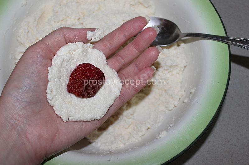 Выложите клубнику.