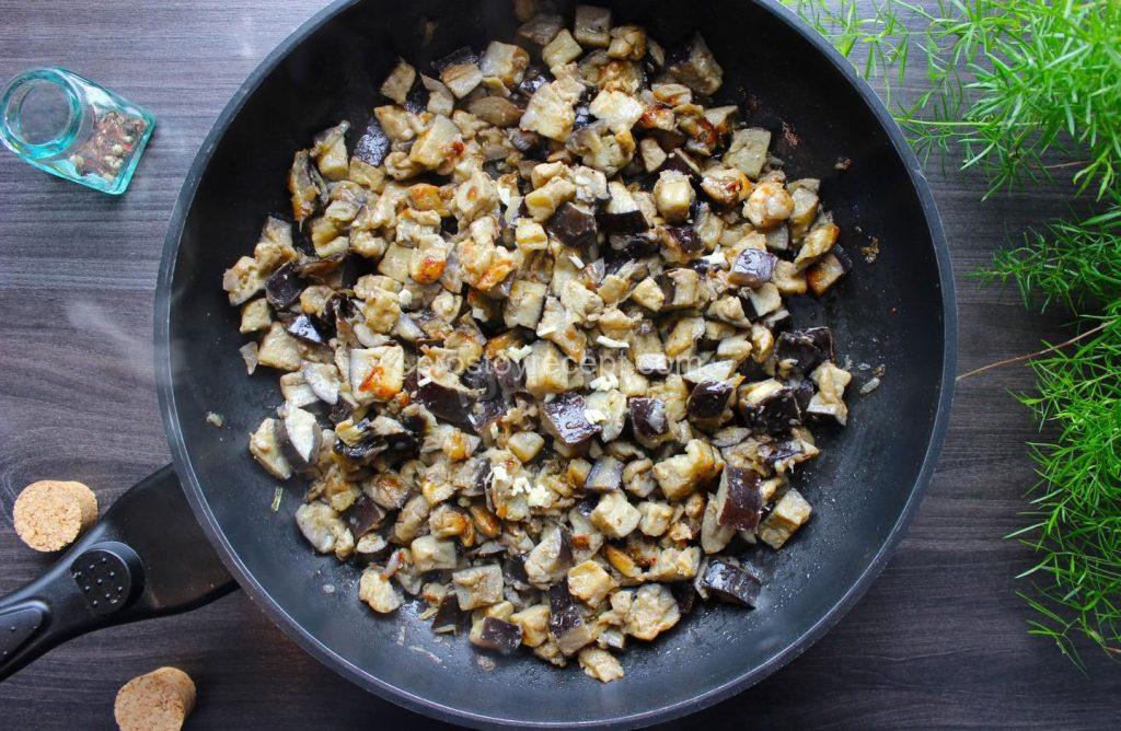 Посолите и поперчите баклажаны по вкусу в конце приготовления. Увеличьте