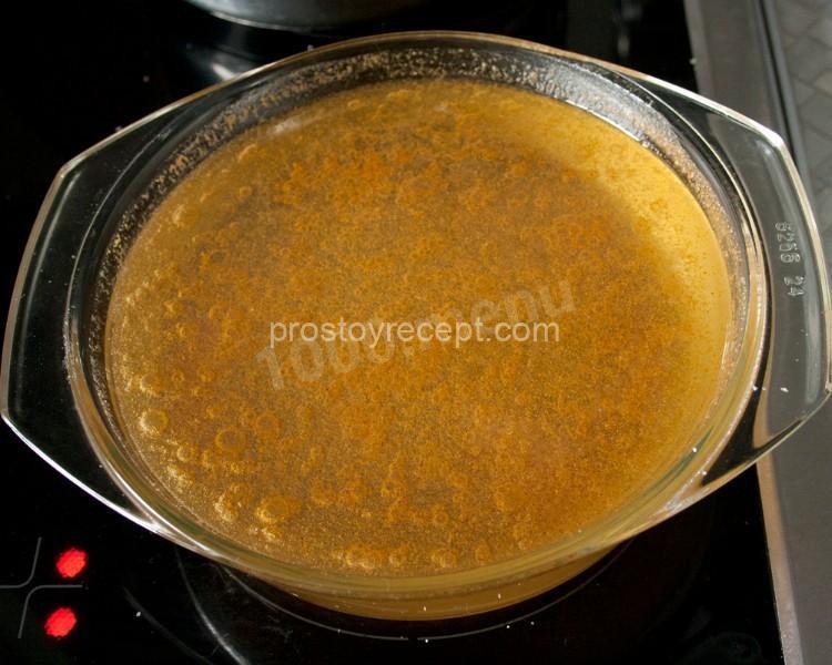Приготовьте маринад из воды, растительного масла, уксуса, соли и сахара,