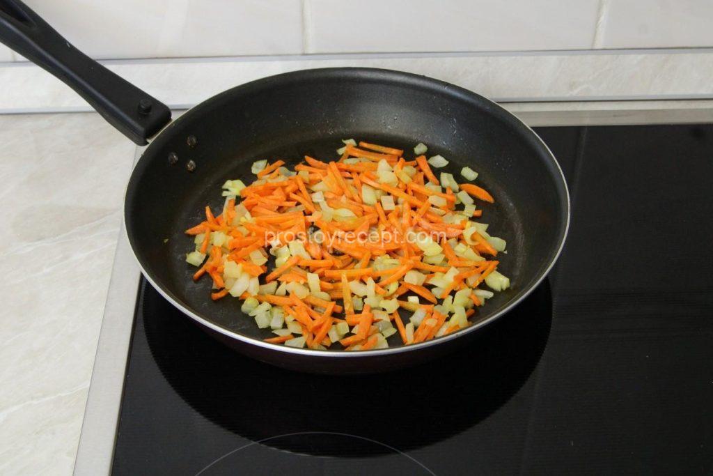 Разогрейте сковороду с растительным маслом. Обжарьте лук и морковь на
